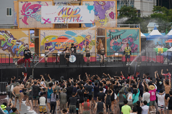 보령머드축제장 공연 모습