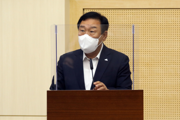 답변하는 최민호 세종시장