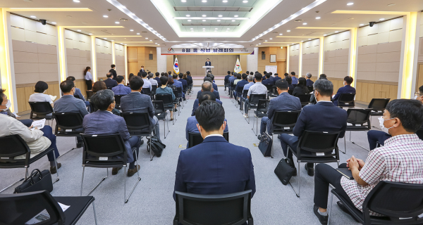 1일, 서산시청 대회의실에서 열린 8월 월례회의 주재 중인 이완섭 시장