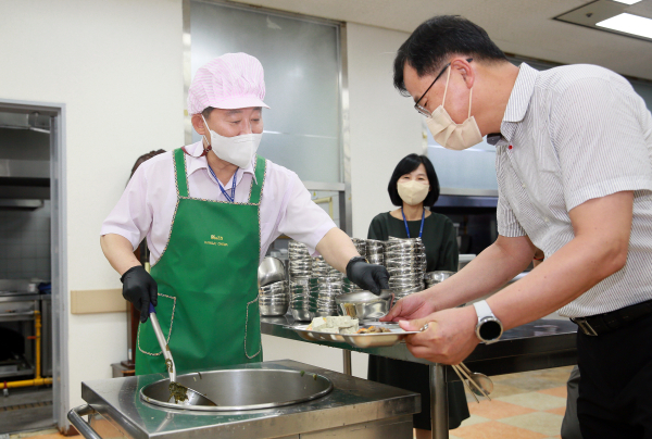 서철모 서구청장 배식 봉사 장면