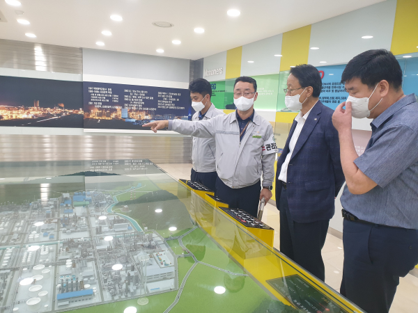 김인수 경제환경국장이 지난달 29일 기업을 방문하여 소통의 시간을 갖는 모습