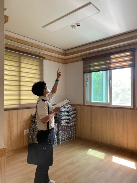 관내 펜션을 방문해 소방특별점검을 하고 있는 소방공무원/천안동남소방서 제공