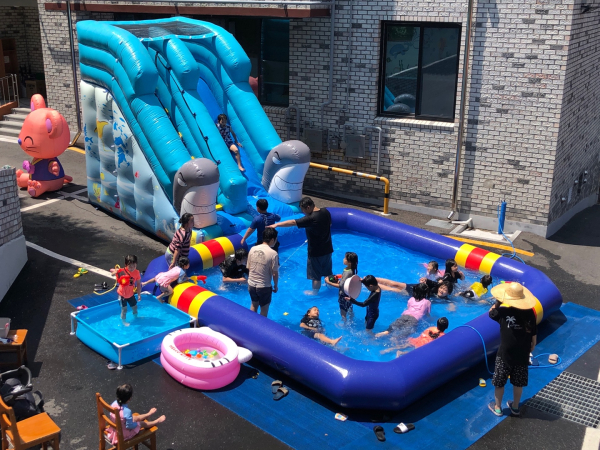 대전자혜원 마당에 설치된 물놀이장 모습