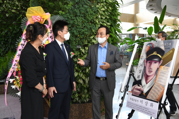 오프닝 행사에서 관계자들이 이야기를 나누고 있다.(왼쪽부터 백석문화대 디자인학부 최영옥 교수, 송기신 총장, 박상돈 천안시장)