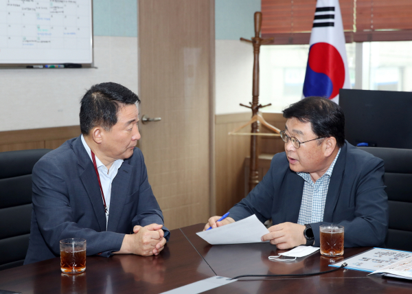 서철모 서구청장 소상공인시장진흥공단 방문 장면