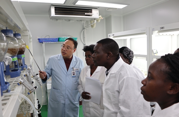 우간다 NCRI 연구진과 한의학연 강영민 박사(왼쪽)