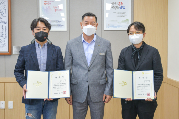 (사진 좌측부터 김태욱 감독, 최원철 시장님, 서재형 연출)