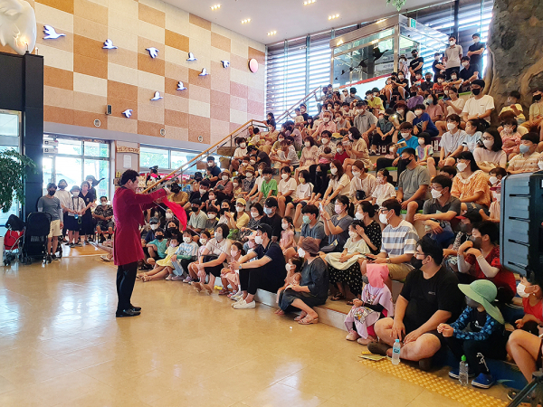 서산버드랜드 여름방학 특별프로그램 참가자들이 철새전시관 1층로비에서 마술공연을 관람하고 있다