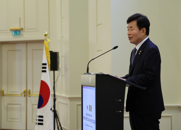 김진표 국회의장이 루마니아 동포 및 경제인 대표 초청 만찬에서 모두발언을 하고 있다.