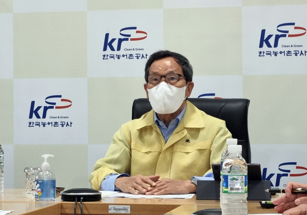 이병호 사장이 9일 집중호우 대처 긴급영상회의를 주재하고 있다