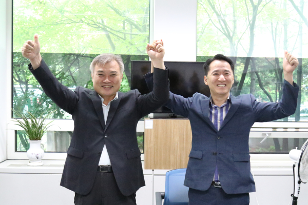 민주당 대전시당위원장 원외 후보 단일화 결과 발표 후 정기현 전 시의원(좌)과 권중순 전 시의장(우)이 두 손을 번쩍 들어올리고 있다.