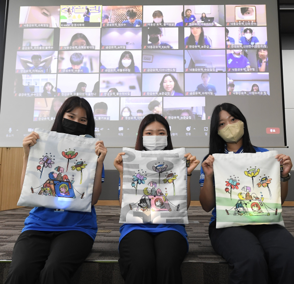 지역사회에 나눔을 실천하는 현수막 업사이클링 에코백을 제작하여 행사 후, 지역 도서관에 기부해 도서 대여와 반납시에 필요한 다회용 가방으로 활용될 예정이다.