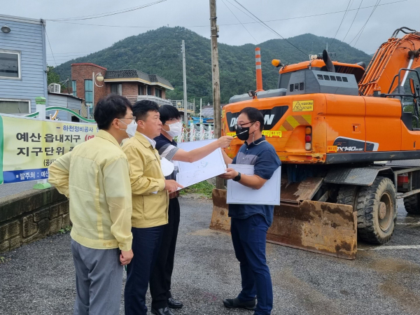 최재구 군수 집중호우 대응 현장방문 모습