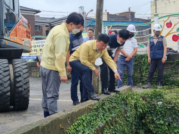 최재구 군수 집중호우 대응 현장방문 모습