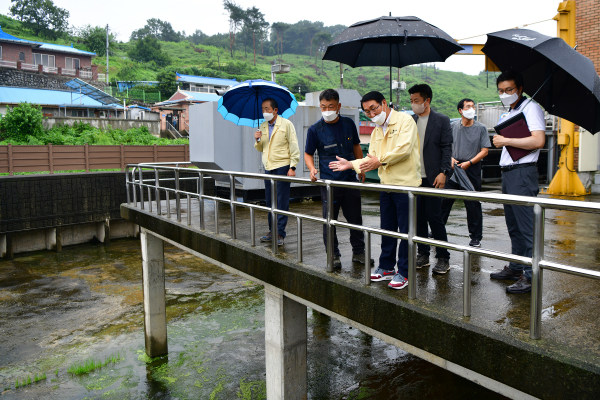 이용록 홍성군수, 집중호우 대응 현장 점검 (지난 10일 삼봉배수펌프장 방문 모습)