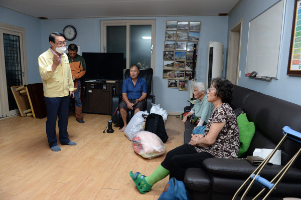 이용록 홍성군수, 집중호우 대응 점검 (지난 10일 저녁 천태2구 마을회관 방문)