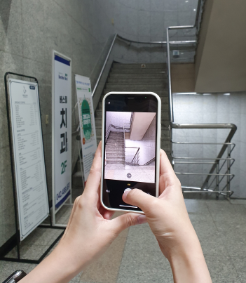 출입구, 엘리베이터, 보행 장애물 등의 사진을 찍으면 인공지능과 장애인 검증단의 분류를 거쳐 도보 내비게이션에 반영