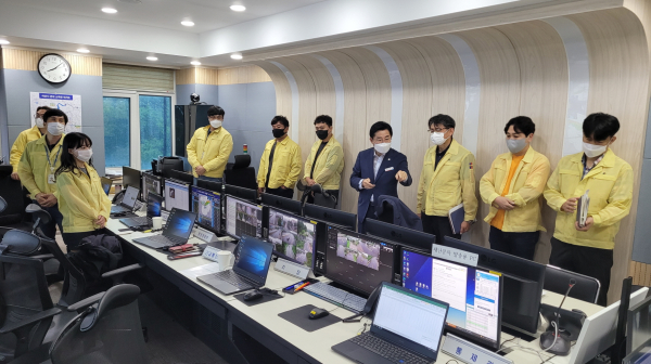 박 시장이 아산시 재난안전대책본부 비상근무 공무원을 격려하며 집중호우에 대한 선제적이고 신속한 대응을 당부하고 있다