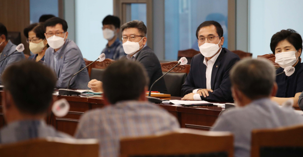 박희조 동구청장이 8월 확대간부회의에서 간부 공무원들과 조직문화 개선을 위한 토론을 하고 있다.