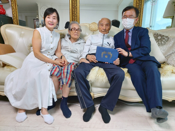 대전지방보훈청장, 광복절 맞아 11일 이일남 애국지사 위문 모습