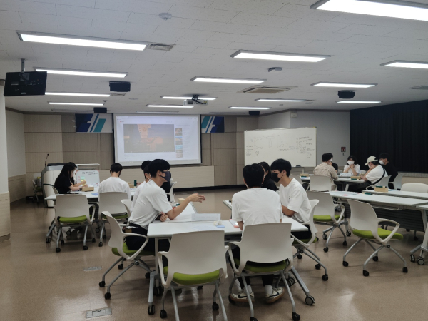 지난 10일 ‘학교생활 금쪽 상담 SHOW’ 세미나를 개최하고 CTL 학습 서포터즈 학생이 발표를 하고 있다.