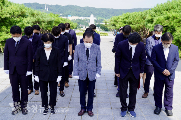 일본군 위안부 피해자 추모비를 참배하는 김지철 교육감과 간부들 모습.