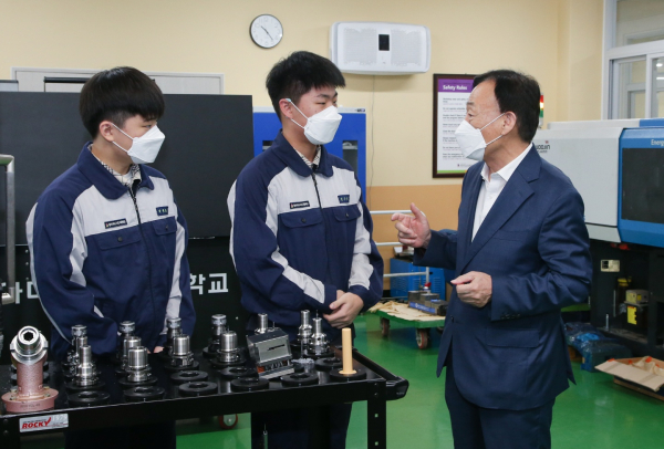 설동호 대전시교육감이 동아마이스터고를 방문해 제57회 전국기능경기대회 참가선수 및 지도교사 격려 모습