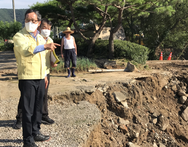한국농어촌공사 이병호 사장은 12일 경기도 양평군 강상면 일원 농업기반시설피해 현장에 방문해 응급복구 현황을 점검하고 신속한 복구를 당부했다.