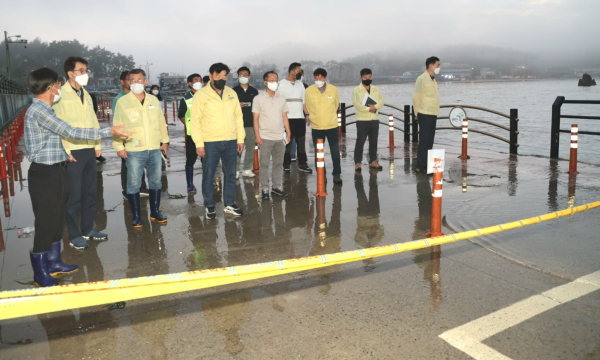 지난 14일 새벽 백중사리 현장점검(어은돌항) 에 나선 가세로 군수.