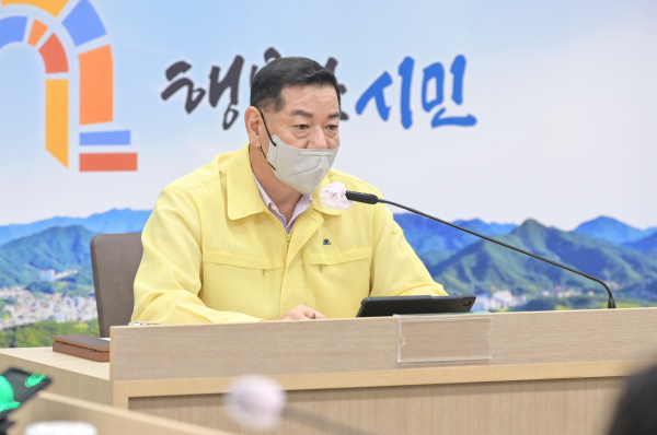 2022년 을지연습 준비상황보고회를 주재중인 최원철 시장