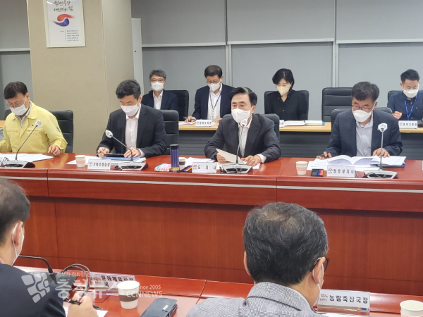 김태흠 충남지사가 16일 도 실국원장회의에서 발언을 하고 있다.