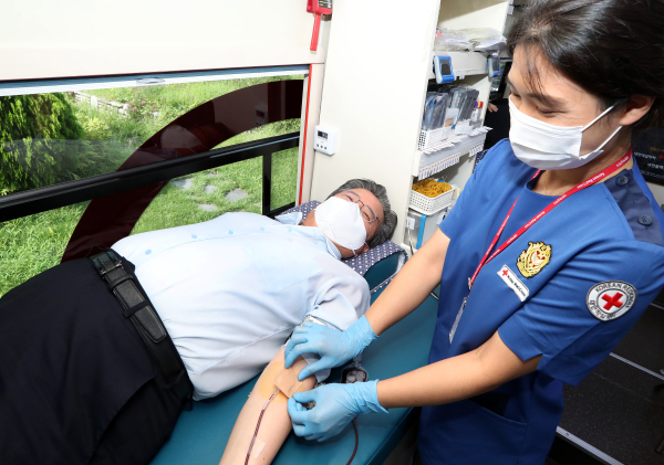 16일 구청 광장에서 사랑의 헌혈이 실시된 가운데, 정용래 유성구청장이 헌혈에 참여하고 있다