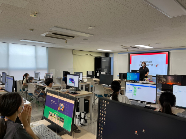 DO메이커 한신애 대표가 인공지능 및 자율주행을 주제로 초등학생들에게 강의를 진행하고 있다