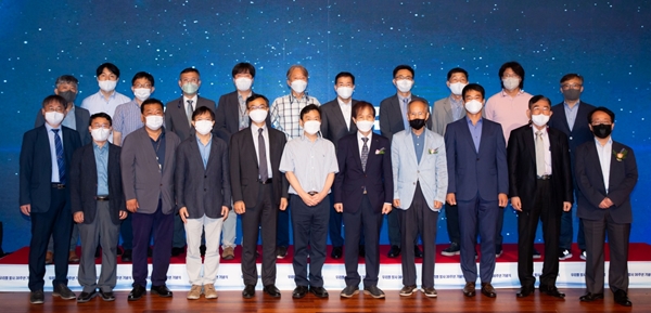 우리별 위성 연구팀과 KAIST 이광형 총장