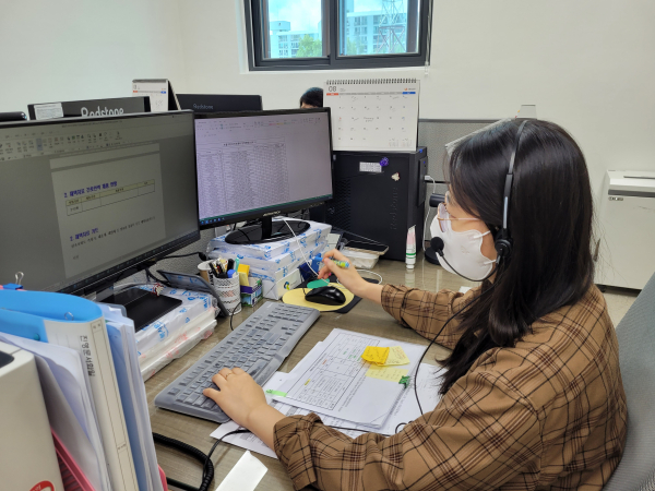코로나19 확진자 재택치료 취약계층에 전화상담 중인 중구청 공무원