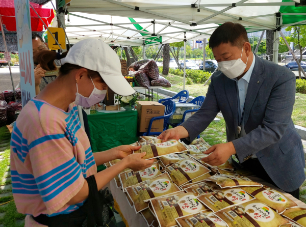 충남세종농협 이종욱 본부장이  ‘쌀 소비 촉진 캠페인’ 동참 모습