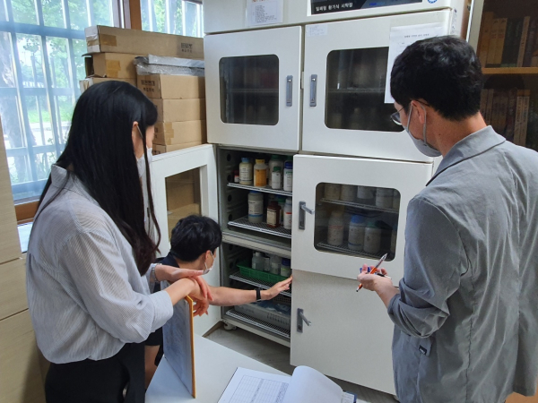 한국환경공단 충청권환경본부와 협력하여 과학실 화학물질 관리 실태 등 점검 모습