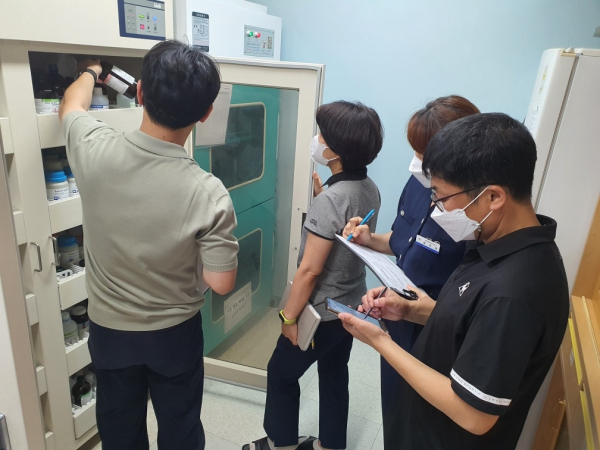 한국환경공단 충청권환경본부와 협력하여 과학실 화학물질 관리 실태 등 점검 모습