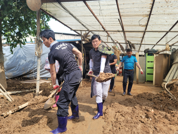 부여군 은산면 방문, 폭우피해 복구 봉사활동 참여 모습