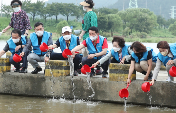토종 물고기 치어 방류 행사 개최 모습