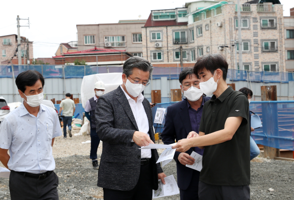 정용래 유성구청장, 진잠동 복합커뮤니티 센터 신축 공사 현장 방문 모습