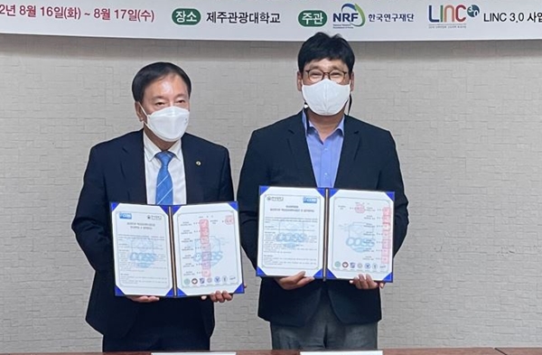 김선재 배재대총장과 김현성 한서대 산학부총장이 실감미디어산업 및 메타버스분야 업무협약을 체결했다.