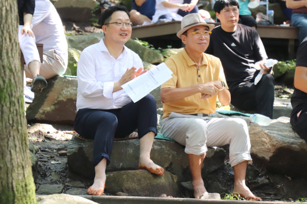 숲속음악회 뻔뻔한클래식 관람중인 이장우 대전시장(좌)과 조웅래 맥키스컴퍼니 회장(우)