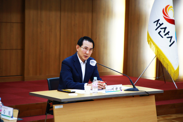 이완섭 서산시장이 지난 19일 중회의실에서 열린 대학생 아르바이트 간담회에서 청년을 응원하는 모습