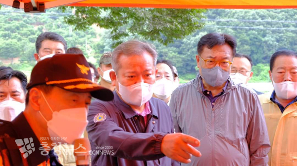 수해지역을 방문한 이상민 행안부장관과 정진석 부의장.