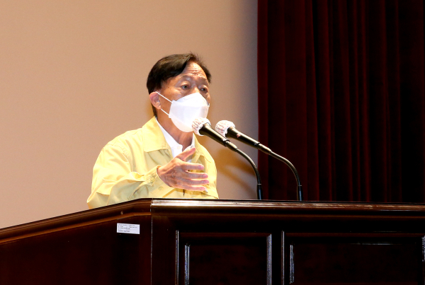 2022년 을지훈련 최종상황 보고를 진행 중인 설동호 대전교육감