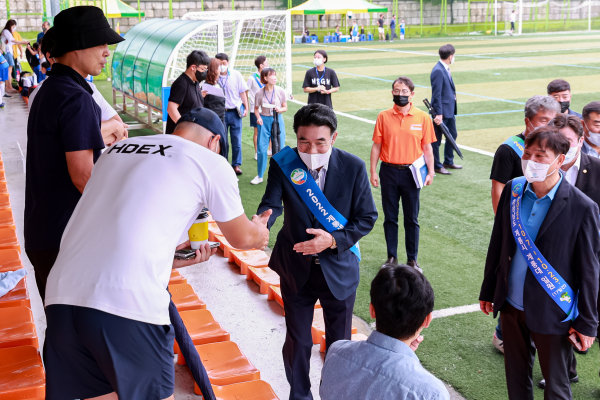 이응우 계룡시장, 정준영 체육회장 격려 모습