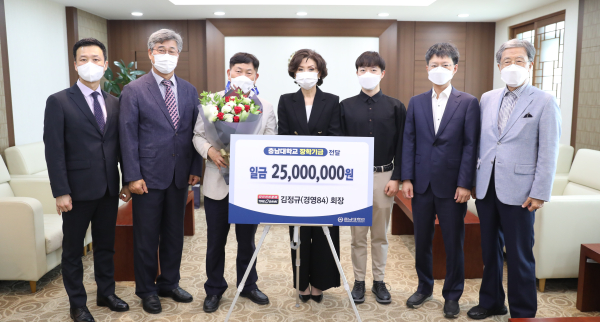 타이어뱅크 김정규 회장 중국인 교포 유학생에게 장학금 전달식 개최 모습