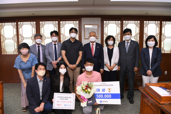 시상식 참석자들이 함께 기념촬영을 하고 있다.(뒷줄 네 번째부터 엠굿 월간 미대입시 안민수 마케팅사업부장, 백석대 장택현 대학혁신위원장, 앞줄 왼쪽 세 번째가 대신 대상을 받은 주대규 씨)