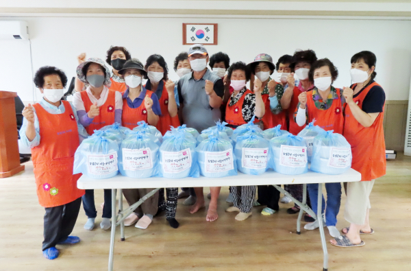 송암2리 주민들의 자원봉사 모습(8월 18일 반찬나눔 봉사).